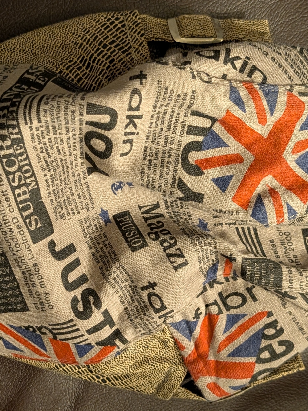 Union Jack Print Newsprint Bucket Hat - Beige and Red